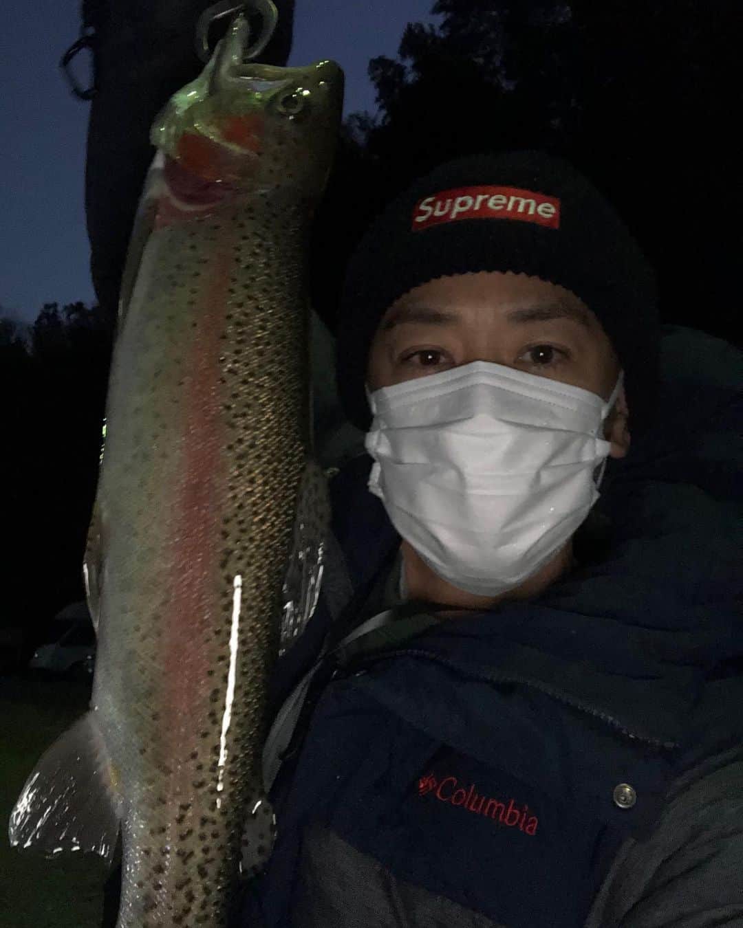 佐々木洋平のインスタグラム：「今日はフィッシュオン王禅寺に 夕方から3時間するはずが 寒くなって1時間半でギブアップ  王禅寺はサイズも大きいし オススメです  #王禅寺フィッシュオン  #トラウト  #trout」