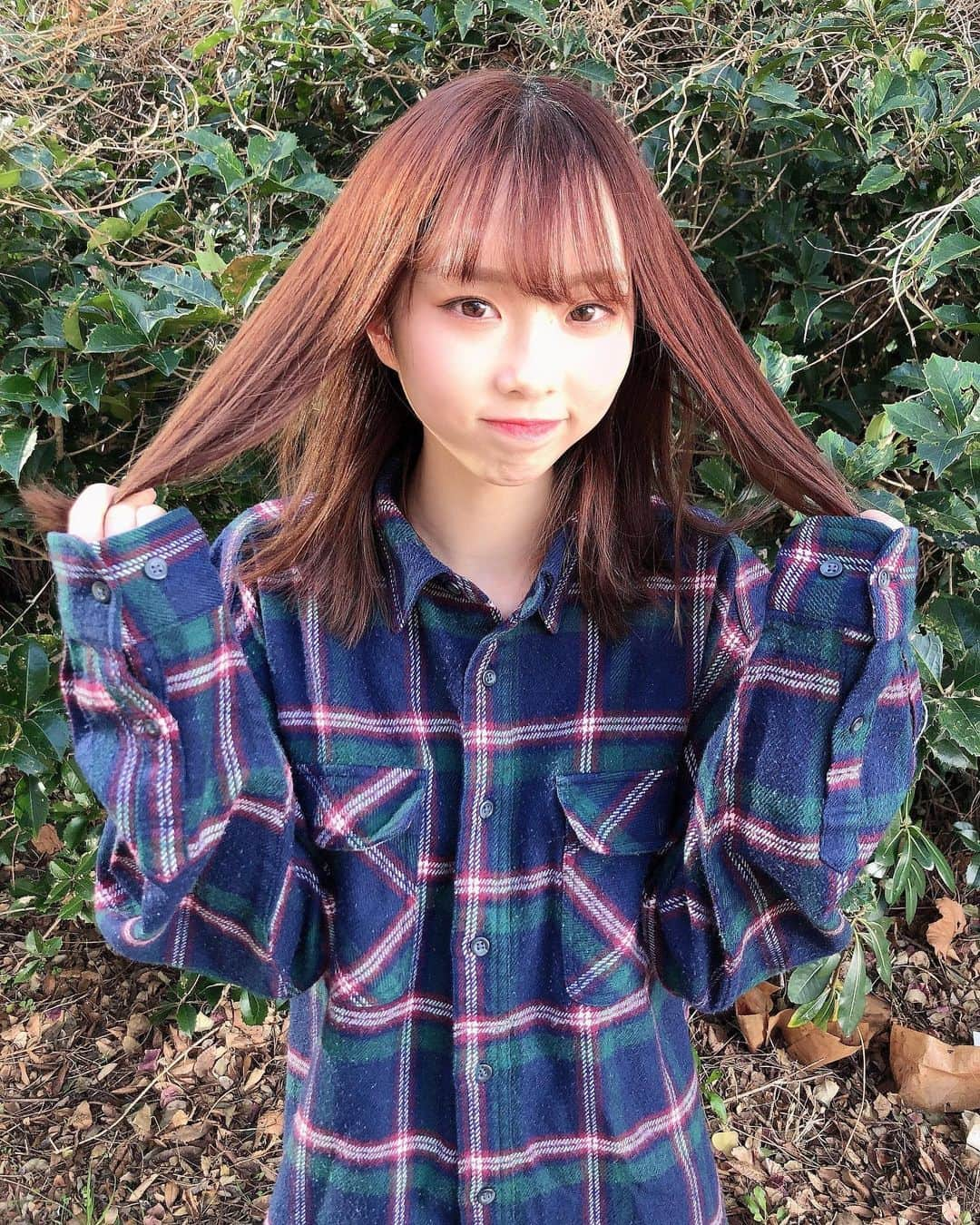 岡田梨奈さんのインスタグラム写真 - (岡田梨奈Instagram)「古着っぽいのかぽく無いのか。って服。 #akb48 #オンライン #お話し会 #古着 #ぽい #チェックシャツ #ホワイトパンツ」1月16日 19時13分 - okarina_111