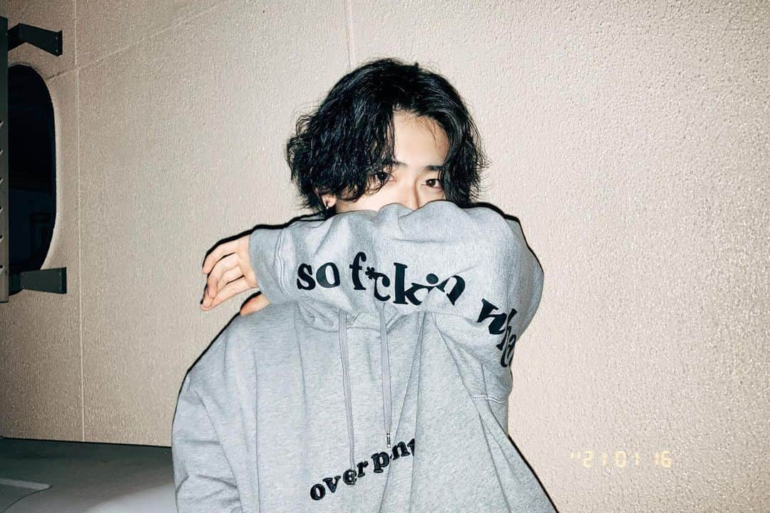 鈴村梨公のインスタグラム：「そろそろ髪の毛切ります🤣 #overprint #street #ロン毛」