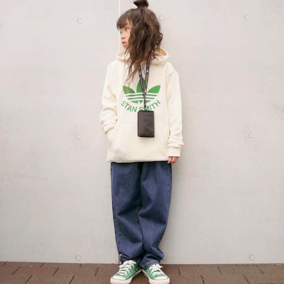 花音さんのインスタグラム写真 - (花音Instagram)「大好きな#パーカーコーデ 。 白パーカーってやっぱ可愛いー♡ しかもグリーンロゴがインパクト大◎ ・ デニムとの相性抜群‼︎‼︎‼︎ 好き♡ ・ ・ デニムもおニュー。 @branshes 様より @nautica.jp デニムを着用させていただいています。 #nautica キッズ服はブランシェスで独占販売開始されたよー！ ・ ・ ストーリーズから商品ページにとべるようにしておいたので、ぜひチェックしてみて♡ ・ #アディダスコーデ  #ボーイッシュ  ・ ・ ・ ・ ・ ・ ・ ・ パーカーsize:150→ @adidastokyo #adidas #アディダス  パンツsize:140→ @branshes @nautica.jp #branshes #ブランシェス  ウォレット→ @thenorthfacejp @outfitterlab_official #thenorthface #ノースフェイス  ・ 【身長126/体重24】 ・ ・ ・ #キッズコーデ #キッズファッション #ストリート系女子 #小学生女子 #ストリートファッション #メンズライク #コンバース #古着女子 #ゆるコーデ #だぼだぼ #デニムコーデ」1月16日 19時15分 - flowermelodychan