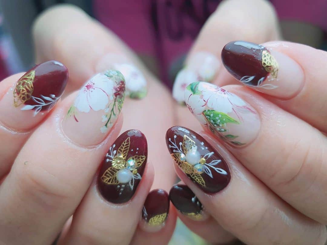 Yingのインスタグラム：「I used PREGEL #906 for the dark red and PREGEL Art Liner gels for the art. Also used @tsumekira SG-LEP-101 Leaf Parts Gold sticker.  Items can be purchased at @nailwonderlandsg 🤗 . . . 🛒 www.nailwonderland.com⁣⁣ 📍20A Penhas Road, Singapore 208184⁣⁣ (5 minutes walk from Lavender MRT)⁣⁣ .  I am currently only able to take bookings from my existing pool of customers. If I have slots available for new customers, I will post them on my IG stories. Thank you to everyone who likes my work 🙏 if you need your nails done, please consider booking other artists at @thenailartelier instead ❤  #ネイルデザイン  #ネイルアート #ネイル #ジェルネイル #nailart #네일아트 #pregel #プリジェル #nails #gelnails #sgnails」