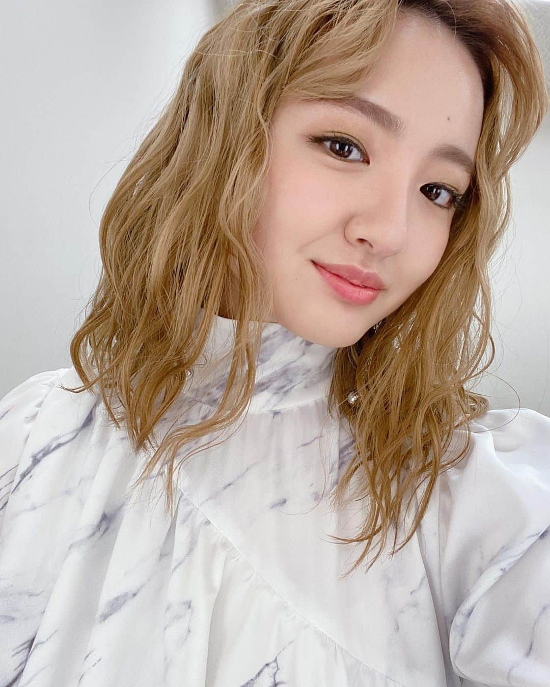 鈴木瑛美子のインスタグラム：「あっ！あっ！あっ！ MUSIC FAIRご飯いただきありがとうございました！！！  珍しくグリーン系のメイクをしていただきました！最高！  瑛人さんとは同じ漢字の瑛美子です！  はい！！！  by EMIKO  #musicfair  #鈴木瑛美子」