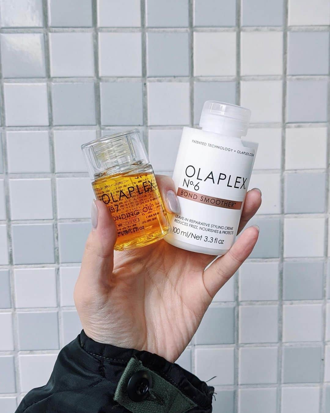 Shiho Sasakiのインスタグラム：「年末に @sakiota216 からもらった @olaplex のヘアトリートメントとヘアオイル🎁 パーマで傷んでたから嬉しかった✨ ジャンプー後にタオルドライしたあと どっちも使ってる✌️ こっくりしたトリートメントと さらっとしたオイルで本当に乾燥知らず🕊 使い終わる頃にはもっと髪質良くなってますように🙏 #olaplex」