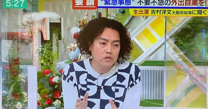 奥田修二さんのインスタグラム写真 - (奥田修二Instagram)「毎週月曜日と木曜日にYouTube『学天即チャンネル』更新しております。  月曜日は12時、木曜日はMBS『ミント！』の放送終了後の19時に更新です！  #学天即  #MBS #ミント！ #YouTube #学天即チャンネル #衣装 奥田 ジャケット #mitsumine パンツ #lighton 蝶ネクタイ #patriqo 丸メガネ #bjclassic  よじょう ニット、パンツ共に #lighton」1月16日 19時18分 - gakutensoku_okuda_official