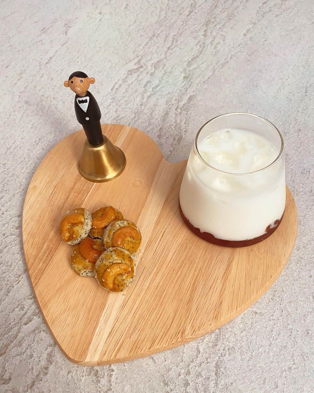 GYEON SEOのインスタグラム：「_* 🧋🍪 😋 . . home made earl grey french blue milk tea with toddy palm by @umawadee_sriwarom and earl grey cookies @alicecafebkk」