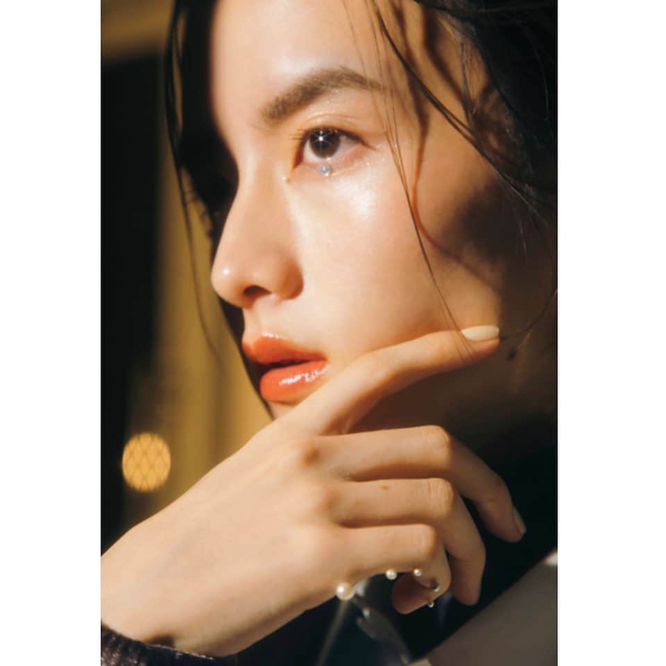 のインスタグラム：「・　﻿ my work☺︎ ﻿ ・　﻿ ・﻿ CanCam 2月号﻿ ・﻿ ・﻿ @itagakirihito_official さんの﻿ ジェンダーレスメイク企画　﻿ させて頂いてます〜♡﻿ ・﻿ 💄パールメイク﻿ 💄ワンカラーメイク﻿ 💄素肌風メイク﻿ 　﻿ ﻿ 良かったらご覧ください〜🤲﻿ ﻿ 　  #hairmake#make#cosmetics#ジェンダーレスメイク#きべメイク#きべヘアー」