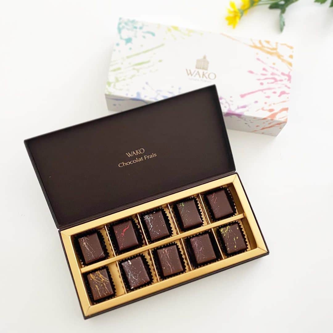 市川歩美のインスタグラム：「和光アネックス ケーキ&チョコレートショップのバレンタインの新作「ショコラ・フレ パルフェ」はとてもおすすめです。美しく楽しくそして美味！  和光で楽しめるパフェをイメージした10粒。あのサロンでいただく季節のフルーツ、コーヒーや抹茶など、おいしいパフェが1粒で表現されています。素晴らしいです。  現在発売中の「25ans（ヴァンサンカン）」の市川歩美監修のチョコレート特集でも紹介していますが、バレンタインデーまでの限定販売なので、お見逃しなく♡  #ilovechocolate  #chocolat #chocolatelovers  #chocolate #チョコレート #チョコレート大好き #チョコレート好き #ショコラ #チョコレート好きと繋がりたい #チョコレートケーキ #カカオ #cacao #chocolatebonbons #bonbonchocolat #和光 #和光アネックスケーキチョコレートショップ #wako  #和光チョコレート #パフェ #バレンタイン #バレンタイン2021#バレンタインチョコ」