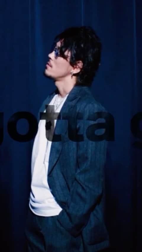 草川瞬のインスタグラム：「﻿ 名古屋ビジュアルアーツ オープンキャンパスにて﻿ 映像学科のMV撮影体験のゲストとして出演させて頂きました﻿ ﻿ 久々のカメラに緊張しましたが﻿ それよりもエンタメの未来を担う若者の皆さんと﻿ ご一緒させてもらうことに凄くワクワクしました﻿ ﻿ だってこの映像を高校生が作ってるって思うと﻿ 愛しくて仕方なくないですか？﻿ 監督、カメラマン、照明、音響﻿ 皆がそれぞれ手探りで頑張っていて﻿ 時間が経つに連れて表情が変わっていくのを見て﻿ 感動しましたし、何より尊敬の気持ちになりました﻿ ﻿ ゲストとは言え﻿ 有名でもない自分のことを受け入れてくれ﻿ ﻿ 終わった後には「めっちゃ格好良かったです」﻿ ﻿ なんて言ってくれるもんだから泣いちゃう。。﻿ 近い将来、絶対に仕事しような。﻿ ﻿ それまでに俺も力つけときます！﻿ ﻿ 今回、声をかけてくれた元マネージャーで現NVAの先生、本当にありがとう。﻿ 学生の皆さん、スタッフの皆さん、ありがとう御座いました。」