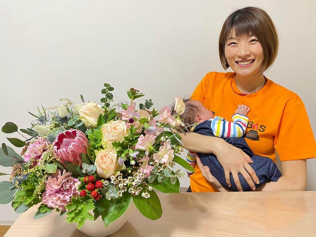 西谷綾子のインスタグラム：「💐 嬉しくてニコニコ🥰💓 笑うと目がなくなっちゃう🙈  BaSRCの皆さんから お祝いして頂きました🥺✨💐  温かい想いに感動です😭 本当にありがとうございます💞 早く皆さんにお会いして🏃‍♀️🏃‍♂️ またワイワイ楽しみたーい‼️☺️  @sekainohanaya  世界中の農園の美しくユニークな草花たち🌷🍀 とても素敵🌹😍  #世界各国の季節の草花 #花と世界を旅しよう #癒される #素敵なお花 #美しく #ユニーク  #感謝 #お花のある暮らし #花  #world #flowers #beautiful #unique」