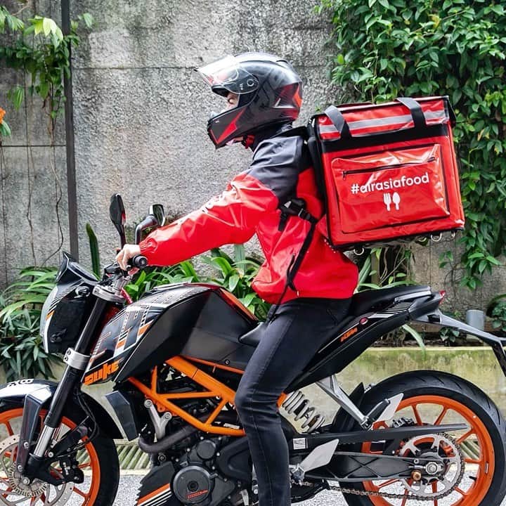 エアアジアのインスタグラム：「OFF WE GO! 😎  Our riders are already everywhere so don’t keep them waiting and download airasia, the asean super app, from the App Store or Google Play now!  Enjoy UNLIMITED FREE DELIVERY* for your @airasiafood, @airasiafresh, & @airasiashop orders.  T&Cs apply. #airasiadelivers __________ *Promo is applicable in Klang Valley only. Launching in more cities soon. Stay tuned.」