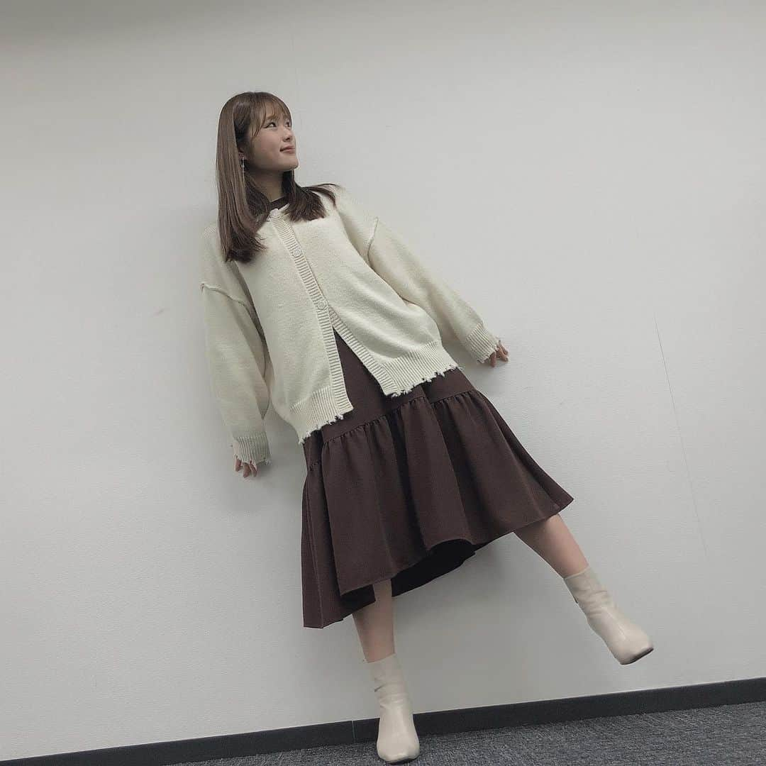 渋谷凪咲さんのインスタグラム写真 - (渋谷凪咲Instagram)「今日の私服です🥸🤎  ワンピースの中に履いてる あったかグレースパッツちゃんが、 ちょっと顔を出しちゃってますが、 恥ずかしがりさんなので あんまり見ないでやって下さい…☺️🙏💦笑  #私服 #タグ付けしてます🏷 #スカート ふわん♪ #イヤリング きらん♪  ps.オンラインお話し会、ありがとうございました！！」1月16日 19時30分 - nagisa_nikoniko