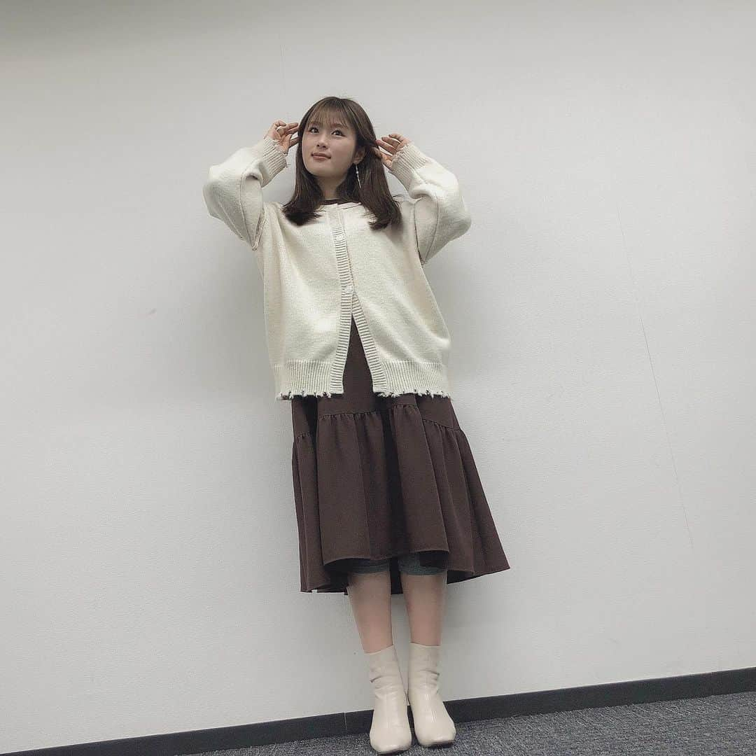 渋谷凪咲さんのインスタグラム写真 - (渋谷凪咲Instagram)「今日の私服です🥸🤎  ワンピースの中に履いてる あったかグレースパッツちゃんが、 ちょっと顔を出しちゃってますが、 恥ずかしがりさんなので あんまり見ないでやって下さい…☺️🙏💦笑  #私服 #タグ付けしてます🏷 #スカート ふわん♪ #イヤリング きらん♪  ps.オンラインお話し会、ありがとうございました！！」1月16日 19時30分 - nagisa_nikoniko