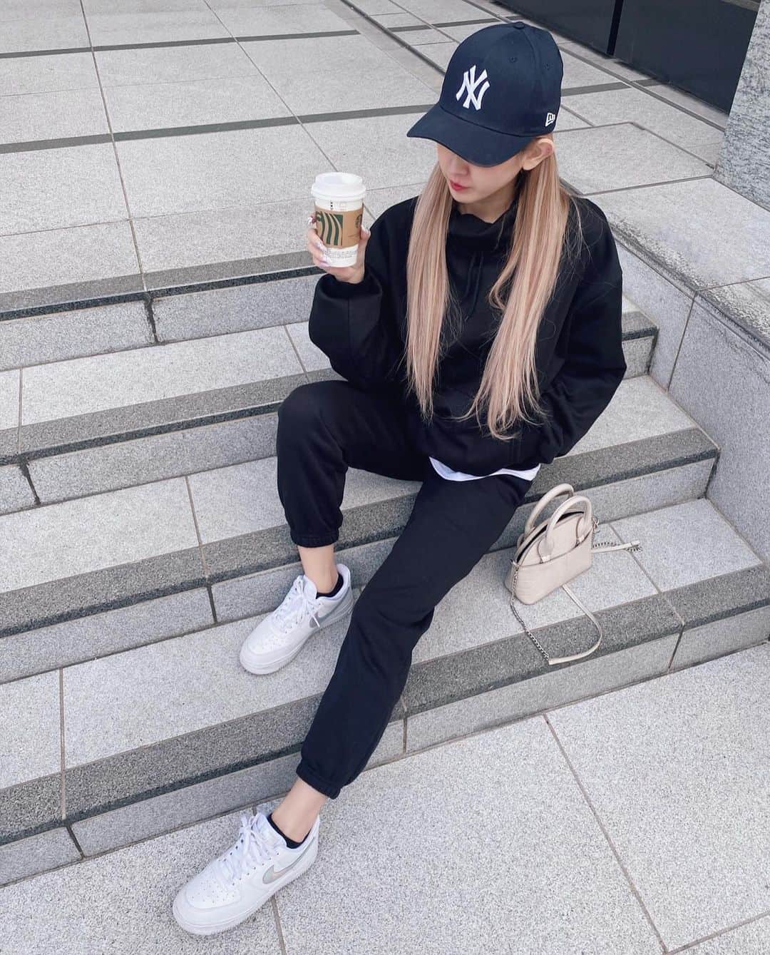 田村月光（ツッキー）のインスタグラム：「🤍💋🤍💋🤍💋🤍💋🤍💋 今日20:00〜新作発売だよん👅‪‪❤︎‬ このセトアも︎︎︎︎ｯ！ ¥8300でアイボリーと黒❕ ・ ・ 月とオソロにしよん😈 ちなみに下の白いシャツも着いてるよ☝🏻 @vered.official」