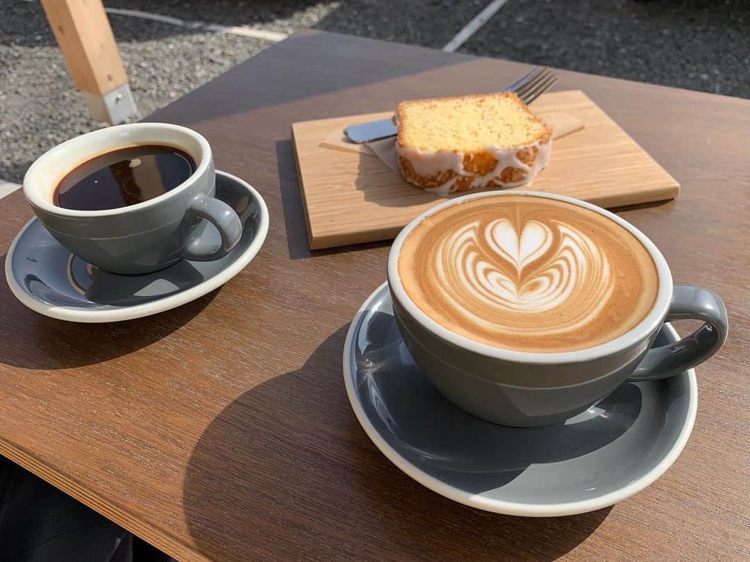 my9mj8のインスタグラム：「﻿ 　﻿ 今日はお天気良かったので﻿ ちょっとドライブがてら〜☕️☕️﻿ ﻿ 美味しかった！☕️🍋﻿ 他にも色々ケーキもあって気になるから﻿ また行きたい🤭﻿ ﻿ 外で飲んでたら暑くなるくらいポカポカだった〜﻿ ﻿ ﻿ #鹿児島#鹿児島カフェ#kagoshimacafe #kagoshima」