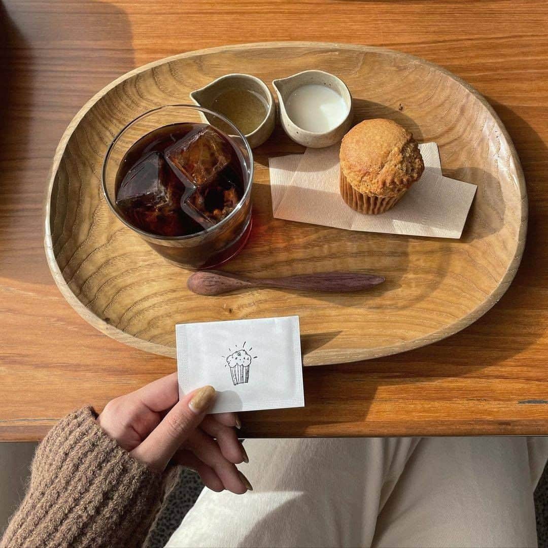 PATRA magazineさんのインスタグラム写真 - (PATRA magazineInstagram)「おしゃれなホテル内にあるカフェが大人気の”Malda☕️  玄米カレーランチや、品数豊富の朝食、 砂糖、卵、乳製品不使用のマフィンが人気♡  スタイリッシュな客室も素敵だよ🕯  ♡店舗情報♡ 最寄駅：烏丸御池駅 営業時間：11:30～17:00 定休日：月曜、火曜  ⚠︎お出かけの際は感染症対策を忘れずに！ 無理のない範囲での移動やお出かけを😷  チェックしてみてね！ ＼ thank you 🦢 ／ @97_sena / @a__yn727 @tan___gram / @_chanpi.0_ @ayu_ojm / @aco.s__ @jun_kwmt  今みんなの中で流行っている事やアイテムがあればPATRA magazine をタグ付けしてぜひ教えてね 皆さんのすてきな投稿をぜひ紹介させてください！  #patra #cafe巡り #カフェ巡り #おしゃれカフェ #カフェ好きさんと繋がりたい #関西カフェ #京都カフェ #おしゃれホテル #おすすめ #旅行 #モーニング #関西旅行 #プチ旅行」1月16日 19時33分 - patra__jp