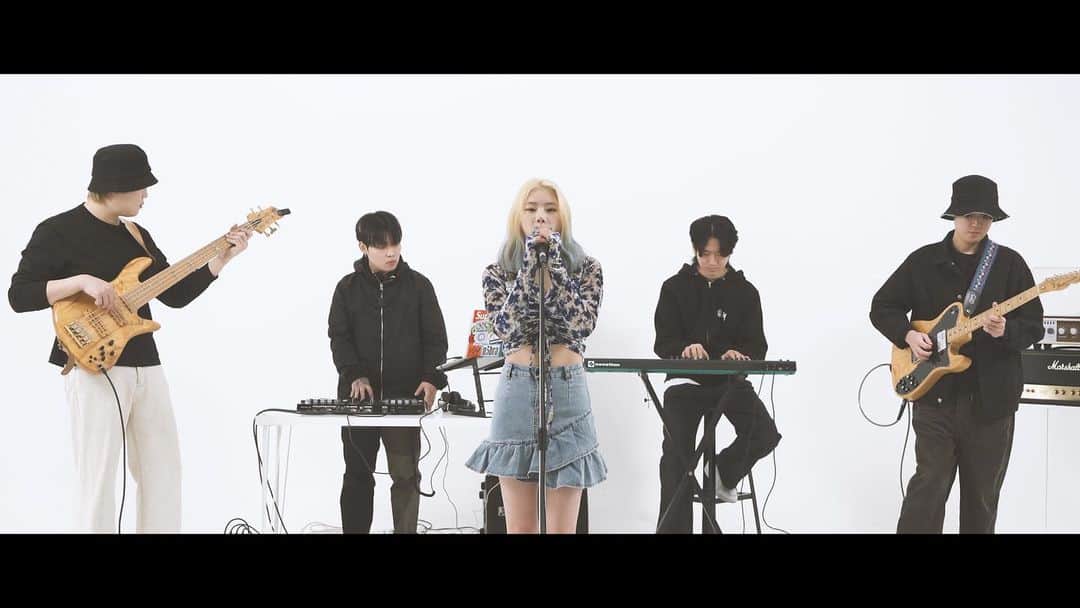 Hannahのインスタグラム：「아껴서 뭐해 (live ver.)  Coming soon !💖!」