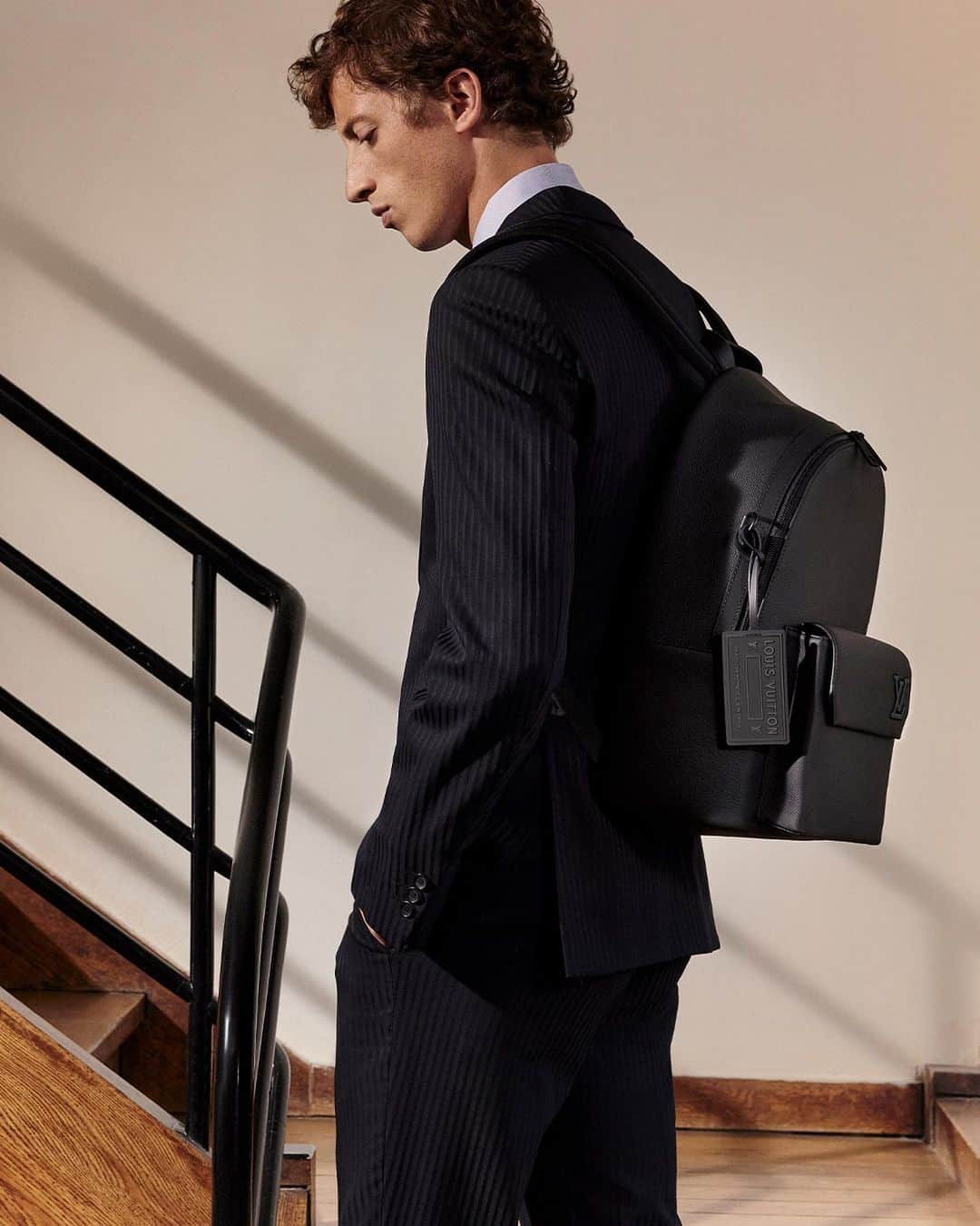 のインスタグラム：「Introducing LV Aerogram. @virgilabloh´s newest #LouisVuitton line takes its name and inspiration from a paper letter sent by airmail that is folded to form a lightweight envelope. Discover the collection of Men’s leather goods via link in bio.」
