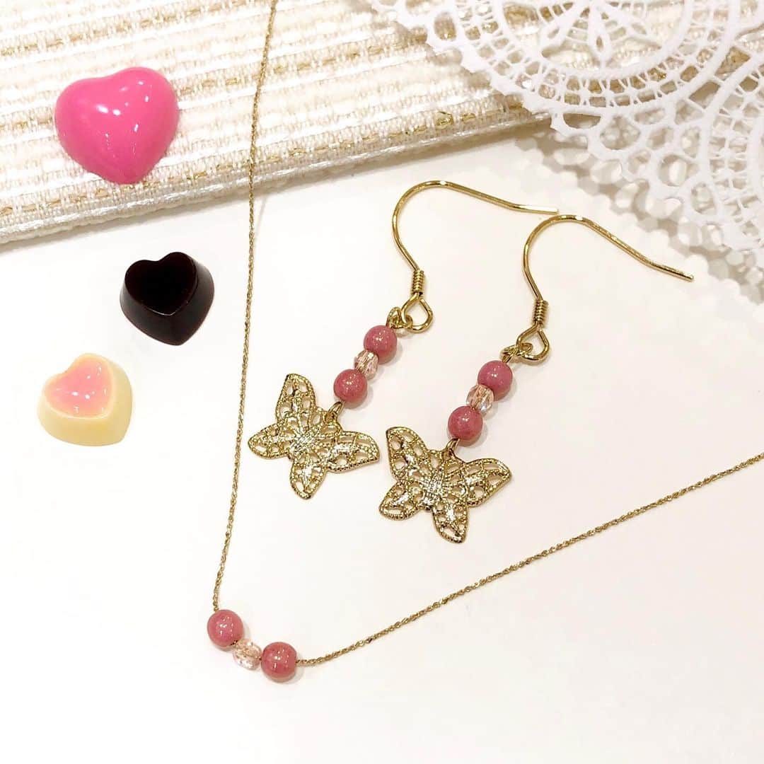 のインスタグラム：「北大路ビブレ店の作品です🎁  来月にはバレンタインデーが待っていますね。 そこで、当日につけたくなるアクセサリーを作ってみました✨  ①セットで使えるピアスとネックレスです！バレンタインをイメージしたピンクのビーズと、美や幸運を運ぶと言われる蝶々のモチーフを組み合わせました🦋 ハートのチョコレートは着色したレジンで作っています♡  ②こちらはゴールドを基調に蝶々のモチーフに淡い色のスワロフスキーを貼り付けました。 パーツをシルバーに変えたり、スワロフスキーの色や大きさをカスタマイズして頂くことも可能です✨  ※取り扱いパーツは店舗により異なります。ご来店前にお近くのパーツクラブまでお問合せください。 ※スタッフオリジナル作品の為レシピはございません。  #partsclub #ハンドメイドアクセサリー #バレンタイン #パーツクラブ #北大路ビブレ店 #アクセサリー #ピアス #ネックレス」