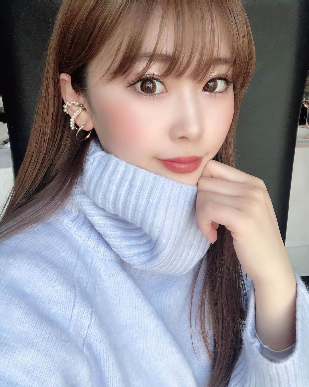 藤川沙弥のインスタグラム：「𓇹𓍯 先日久しぶりの美容鍼へ𓂃  デコルテマッサージ付きのコース 本当に頭も肩も楽になる🥲✨ @hygiene_salon   年末にカラーも行ったけど まだ綺麗な色で残ってる👼🏻 ミネコラ2倍と一緒にカラーすると 艶々で持ちも良いの😇🙏🏻✨ @sayaka_diptymoila さんにお任せ!  お決まりのマツエクお直しも₊⁺ @teenkarbel  睫毛の状態に合わせて 綺麗につけてくれるので安心♥︎  #ヒートテックチラ見えあるある🥲」