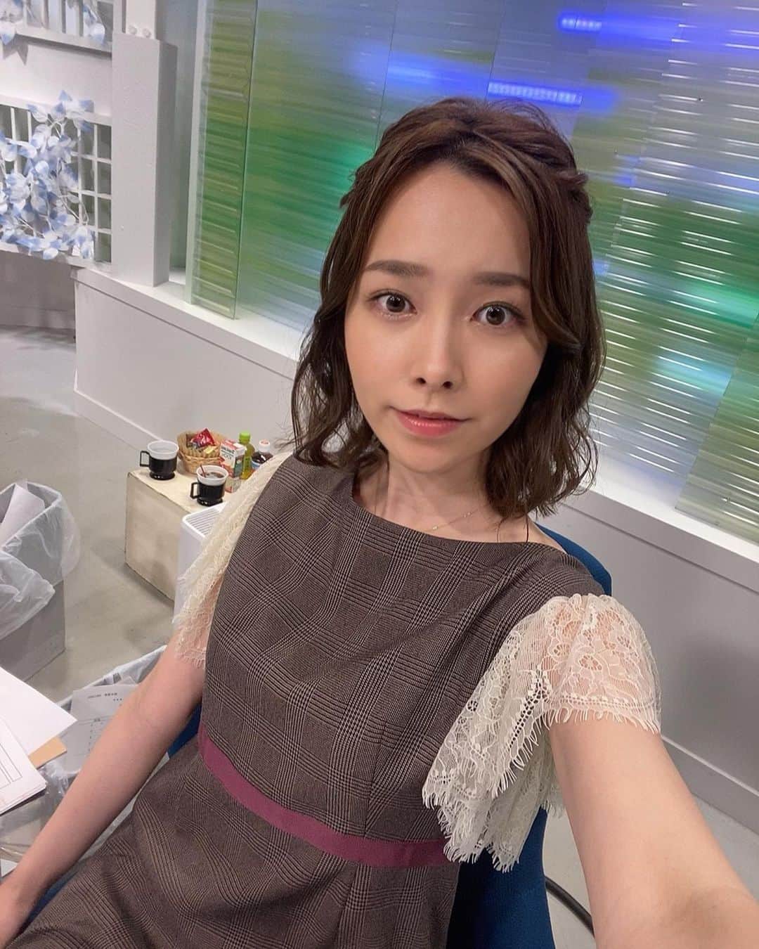 黒澤詩音のインスタグラム：「本日も #中央競馬全レース中継 ありがとうございました😊  ステイホーム🏠で #競馬 を楽しみましょう🐴  今日も衣装もメイクも素敵にしていただきました👗✨  #keiba #horseracing #umajo #競馬中継 #馬券 #キャスター #アナウンサー」