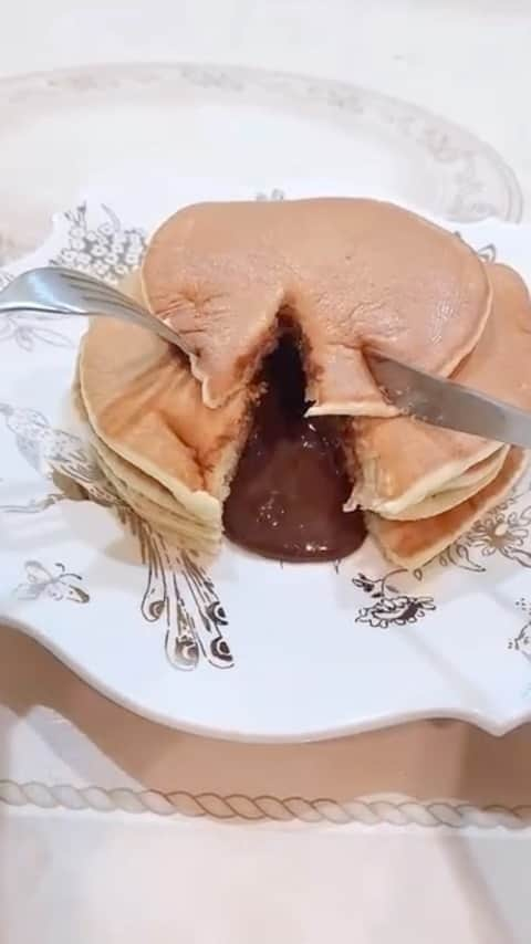 SHINOのインスタグラム：「エッグスンシングスのバレンタインのパンケーキが大好きな長女🥞 今年は行けないかなーーっと残念がっていたので♬ #作ってみた #流れ出るチョコソース #バレンタイン #エッグスンシングス #eggsnthings  #フォンダンショコラパンケーキ #おうちカフェ  #おうちおやつ #パンケーキ #パンケーキ好き #フォンダンショコラ #おうちパンケーキ #極もちホットケーキミックス #日清 #日清フーズ  #極もち #ホットケーキミックス #HM #ふわふわパンケーキ #もちもちパンケーキ #ホットケーキ #おうちごはん  #フォンダンパンケーキ」