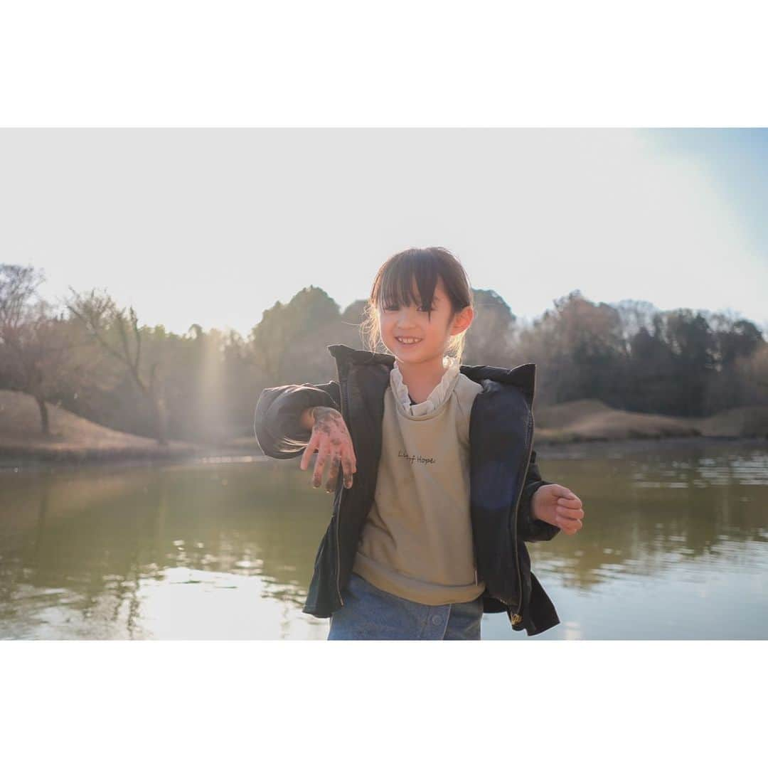 Ai.tさんのインスタグラム写真 - (Ai.tInstagram)「. 近くの広い公園へ😊  あえて遊具でないところで遊んだので 周りに人もいなくて マスクが苦しくて嫌だって最近言うので 人がいない時は子どもたちはマスク外してたくさん遊べました🙆‍♀️ . . 2枚目の昊也のどんくささ愛おしい…😭 坂道でも何回も尻もちついてました😂 なんなら渚もどんくさい🤣 . 3枚目は渚に水がだいぶかかってしまい、怒られてる風景です！ やっちまったと投げた瞬間肩が上がってる昊也😂😂😂 . . 今おジャ魔女どれみにハマってる我が家ですが、 誰か悪い人をやっつけるとかじゃなくて 日常の大切なことが描かれてて子どもに見せて正解のアニメです😭 特に「もーっと！おジャ魔女どれみ」 人の気持ちとかよく考えてる子達をみて 親子でうるうる…🥺 なにより自分が子どもの頃見てたものを自分の子どもと見てる幸せ😂❤️ #好きすぎて熱く語る　笑 . . 2021.01.16  #FUJIFILM #fujifilm_xseries #xt30 #今日もX日和 #tokyocameraclub #東京カメラ部 #photo #写真 #子どもの写真 #カメラ #ファインダー越しの私の世界 #何気ない瞬間を残したい #ママカメラ #RECO_ig #私の見る世界　#cuddlephoto #抱きしめたくなる写真」1月16日 19時49分 - ngs.rky.kuy