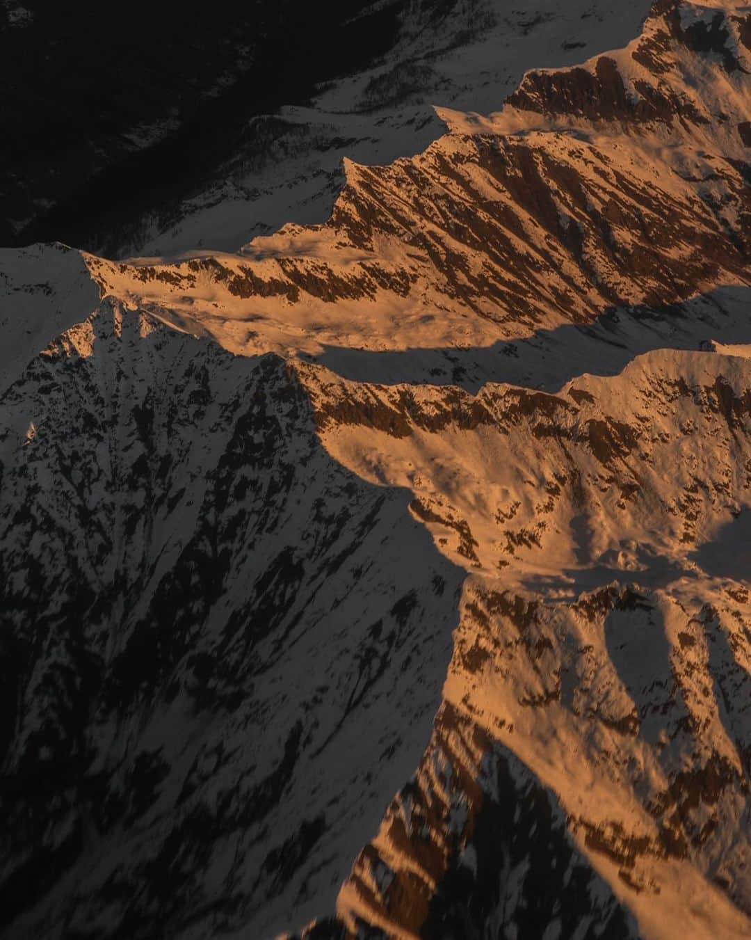 サラ・ミカエラさんのインスタグラム写真 - (サラ・ミカエラInstagram)「Daydreaming 🏔 Airborne over the Alps, early 2020.」1月16日 19時49分 - srhmikaela