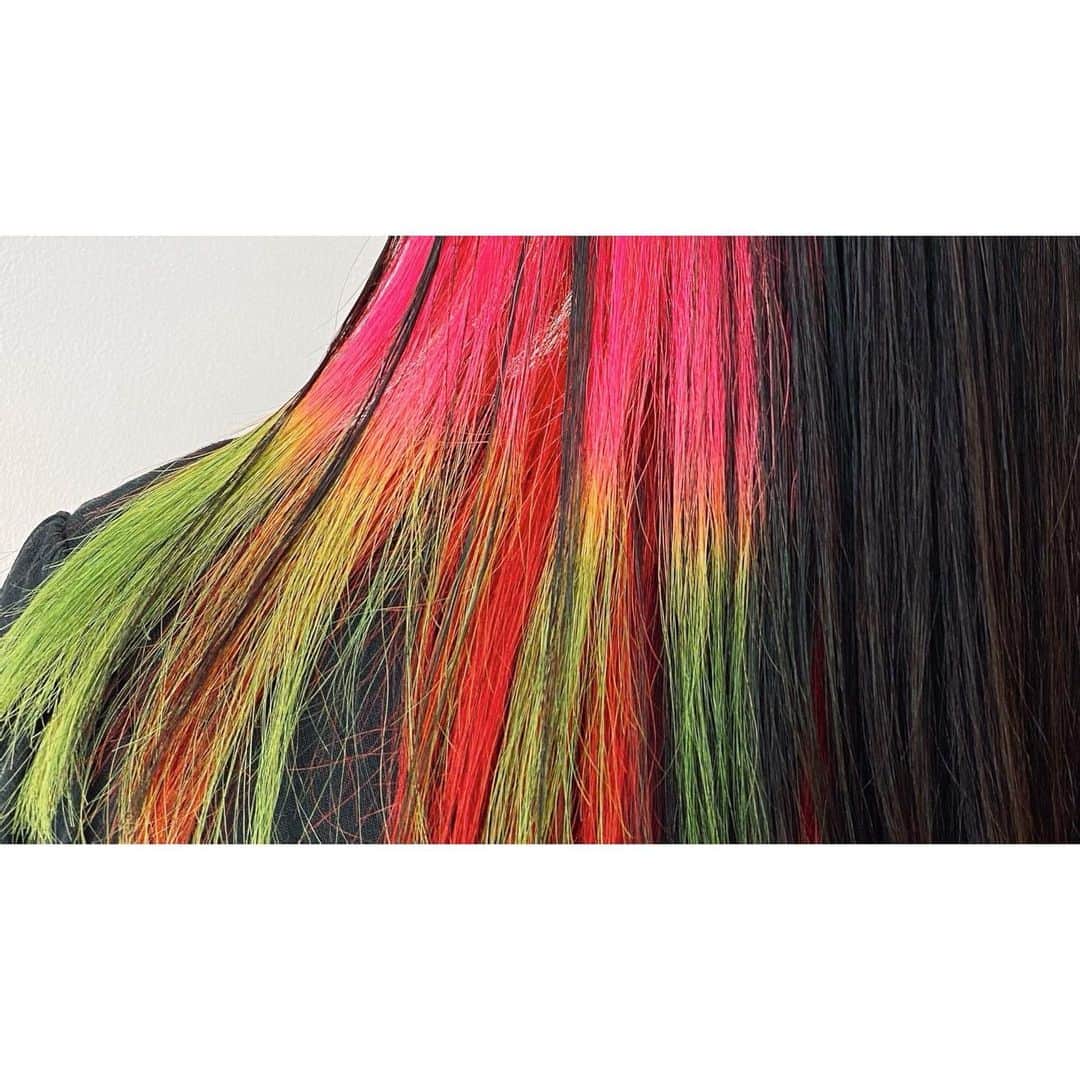 veticaのインスタグラム：「▼ vetica guest hair▼ オンリーワンなインナーカラー⛄️  hair 福江　@akkooodasu   #vetica #tokyo #harajuku #ladies #beauty #hair #cut #color」