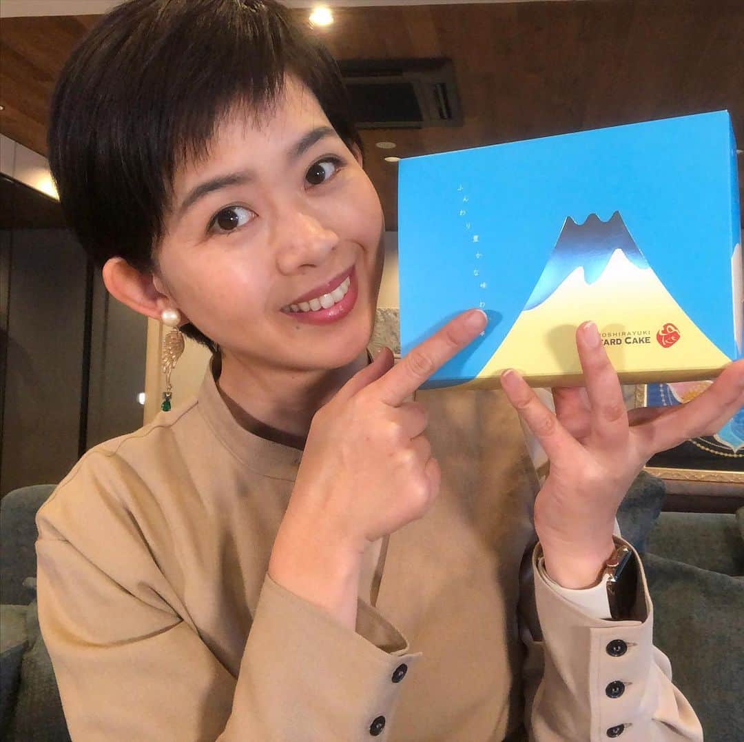 倉田亜味のインスタグラム：「富士山食べる？  #YouTube #youtubechannel  #倉田あみでございます  #富士山 #お土産」