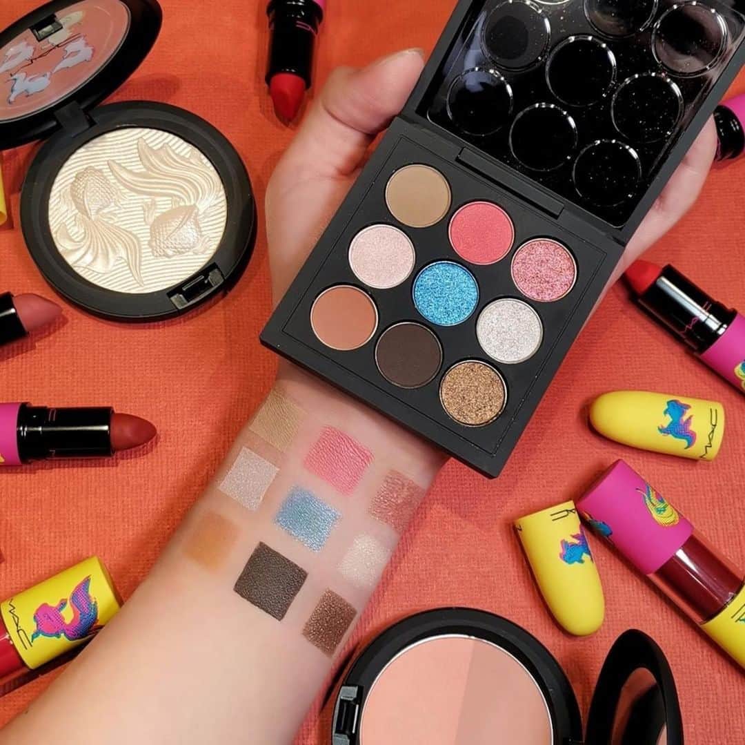 M∙A∙C Cosmetics Japanのインスタグラム：「M·A·Cのトレンドカラーが詰まった9色のアイシャドウパレット🎨 柔らかく、ソフトで滑らかな色合いで新年ならではのアイメイクを存分に楽しんで✨メイクルックをスワイプしてチェック👉💕 ㅤ ■スモール アイシャドウ X 9: シー オブ プレンティ 税込¥6,490 ㅤ *2021年1月22日(金)全国発売 ㅤ Regram from @mac_marcot21  #MACMoonMasterpiece #MACLunarNewYear #MACムーンマスターピース」