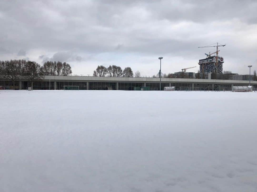北川航也のインスタグラム：「. こんな雪でサッカーした事ないのでテンション上がりました❄️ 意外と雪降った方が寒くないんですね☺︎ 初めての体験！ . #ウィーン #wien #vienna #北川航也」