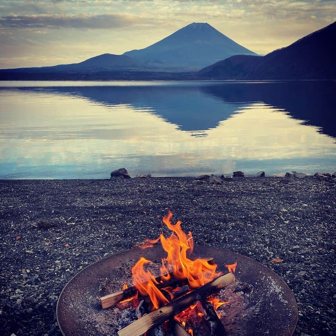 Coleman Japanのインスタグラム：「富士山と焚き火を眺めながら絶景キャンプを満喫🗻  📷：@a.t.powwow さん 素敵なお写真ありがとうございました☺️ ・ ━━━━━━━━━━━━━━━━━ #私のコールマン を付けて投稿して頂いた中から素敵なお写真は、コールマン公式SNSでご紹介させて頂きます♪ ━━━━━━━━━━━━━━━━━ ・ ・ ・ #灯そうColeman #灯そうコールマン #灯そう #Coleman #コールマン #Lantern #ランタン #ガソリンランタン #Camp #キャンプ #Outdoor #アウトドア #富士山 #焚き火 #焚き火キャンプ #絶景キャンプ」