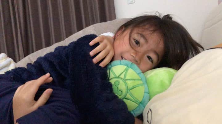 かなのインスタグラム：「． なーーんてことない動画だけど お休みの日の朝、 ゆっくりベッドでゴロゴロが何よりも幸せすぎる😌💟 我ながらきょうだい仲良しだな〜って感心するくらい お互い大好きなんだよね🤗 ． 平日は自分の部屋で寝るけど 週末はみんなで寝てるよ😴💕 ． ． #週末#休日#休日の朝#寝起き#ベッド#ゴロゴロ#のんびり#仲良し#姉弟#宝物」