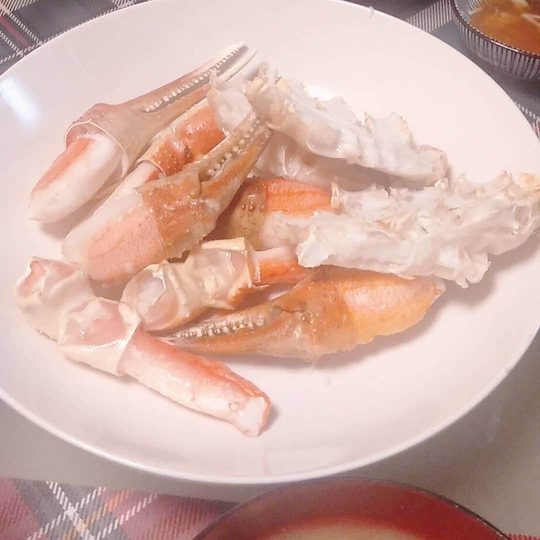 友利愛美さんのインスタグラム写真 - (友利愛美Instagram)「炊き込みご飯と焼ガニとお味噌汁🍚☺️☺️✨おこげが嬉しおすぅ♥🦀  #よるごはん #cooking #おうちごはん  #栄養補給 #ほっこり #旦那さんは #魚介好き #お取り寄せ 色々しはる。 #ありがたやぁ♥ #カニ #無口になる食べ物 #かに酢 #今日初めて買った #満腹」1月16日 20時06分 - aimitomori