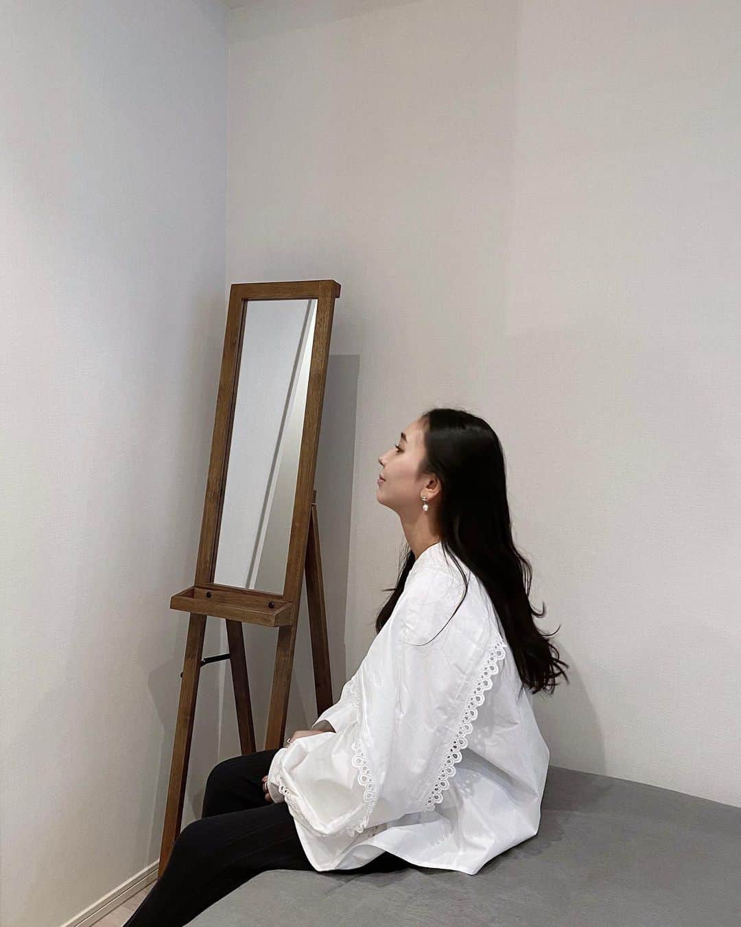 鈴木詩織のインスタグラム：「普段からお家の外観や内装を見るのが実は好きなのですが🏠♡  今回日鉄興和不動産からお誘い頂いて、マンション購入についての勉強会に参加してきたよ。 少し前に参加したので、時差投稿になります。  マンション購入ってハードルが高そうに思っていたのですが。。。 賃貸を払い続けるより実はお得だったり、自分が住まなくても貸したりもできるから今後の資産になることを学べてよかった♡  購入すると水回り系やキッチン、間取りなど自分好みの部屋にできるのもいいですよね。  大型犬も一緒に住めるお家を探すのも大変で、そうゆうのはやはりネット検索より、直接不動産に相談した方がいいことも聞けてほんとよかったです🐶  勉強会の会場は普段もフリースペースとして開放していて、ドリンクも無料でいくつか飲めるしwifiも使えるので魅力的💕  ﻿ ﻿  #プラスワンライフラボ @plusonelife.lab #PR」