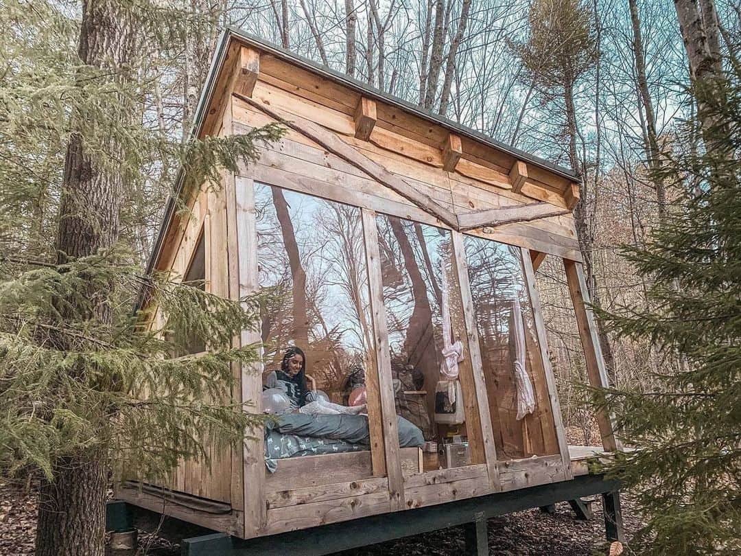 Airbnbのインスタグラム：「Superhosts Yona and Elan’s off-grid Catskills cabin takes the rough out of roughing it. It’s a surprisingly cozy place to pause and reflect, read by lantern light, or just bundle up with a loved one and listen to the wind through the pines.   Photo: @trippedyou」