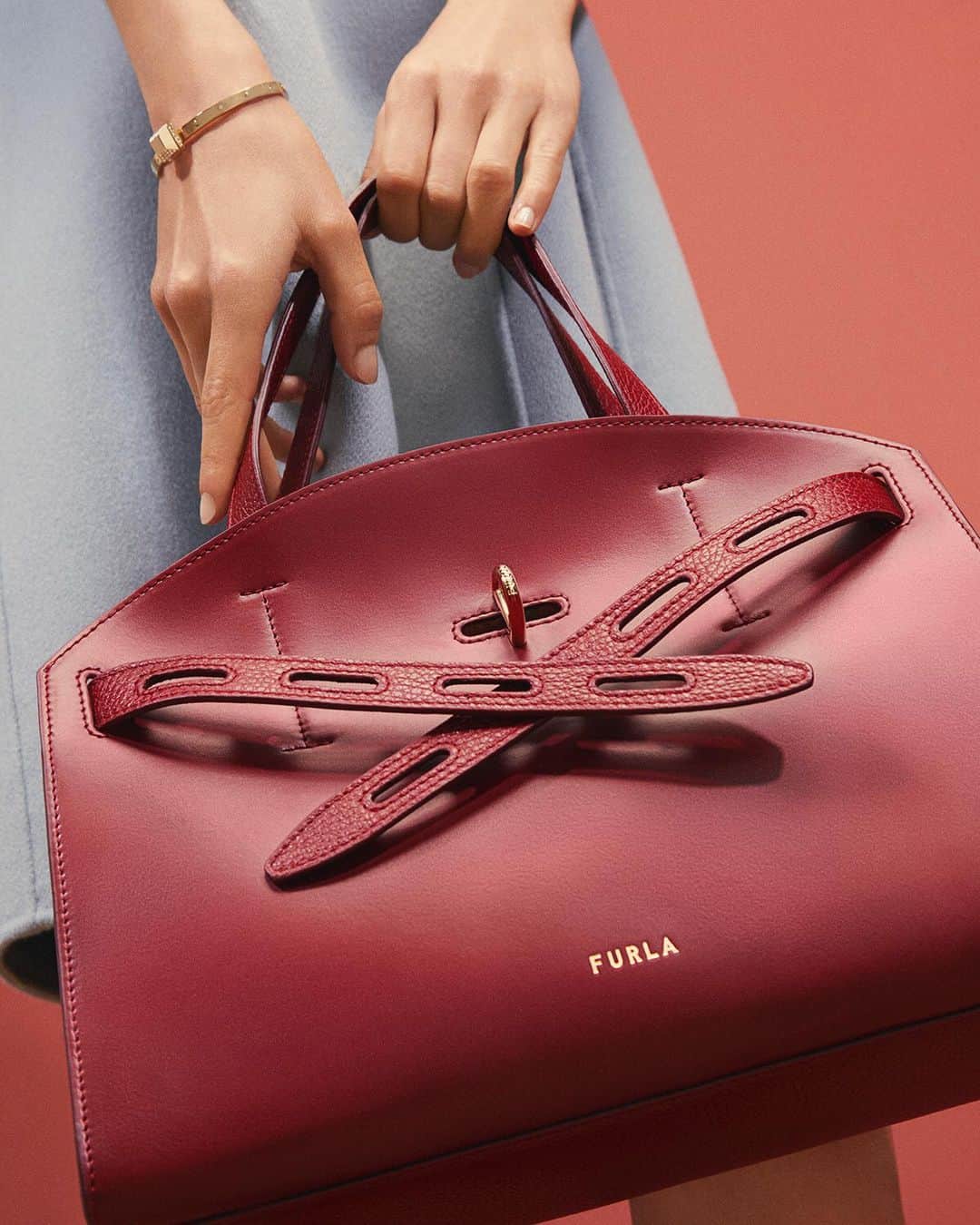 フルラのインスタグラム：「Welcome your new everyday bag: this red & roomy Furla Margherita is one you can’t resist.  Link in bio.  #thefurlasociety #furlafeeling #furlagift #newcollection #furla #accessories #fashion」
