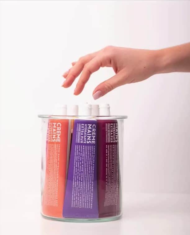 カンパニードプロバンスのインスタグラム：「Pour laquelle craquerez-vous ? 🌈 11 senteurs - 2 formats vous avez l'embarras du choix ✨⁠ --⁠ Which one will give you butterflies? 🌈 11 scents - 2 sizes it's up to you ✨」