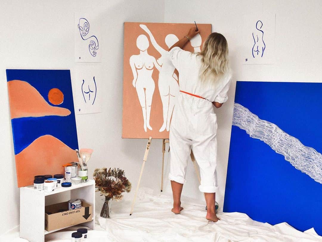 フェリシティー・パルマティアーのインスタグラム：「Happiest when creating! Thanks for capturing me in the zone @laurentrickettphoto 💕 #flickpalmateerart #felicitypalmateerart」