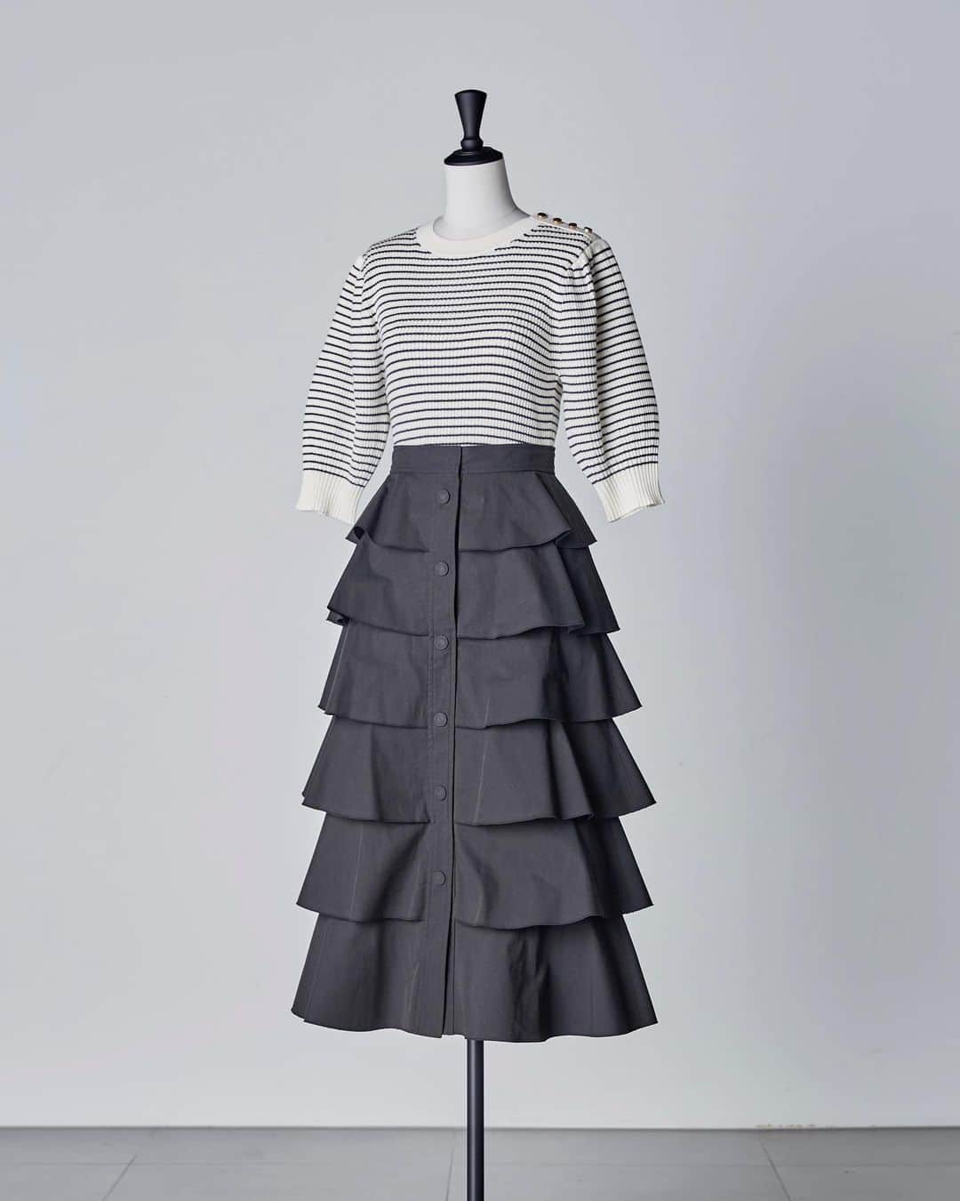 ファーファーのインスタグラム：「【NEW IN】  立体的なスリーブのボーダーニットは まだ寒さの残る時期から春先まで長く着回せる一枚。  秋冬シーズンに人気の高かったティアードスカートは 軽い春素材にチェンジしました。  春の新作をぜひショップでもお楽しみ下さい。  tops ¥13,000＋tax skirt ¥17,000＋tax  - SHOP INFOMATION -  2BUY10%OFFキャンペーン 期間：1/9(土)～1/17(日) 実施店舗：ルミネエスト新宿、ラフォーレ原宿、 渋谷パルコ、西武池袋本店 SEIBU BEONE、 ジェイアール名古屋タカシマヤ、グランフロント大阪、 心斎橋OPA、FUKUYA ADDICT  ※ラフォーレ原宿店は1/24(日)まで開催いたします ※名古屋タカシマヤ店は一部除外品がございます  また下記期間中、ショップにて5000円以上のお買い物で、 代引き配送料無料キャンペーンも開催しております。  代引き配送料無料キャンペーン 期間：1/9（土）～2月末 対象条件：ショップにて5000円以上ご購入の場合 実施店舗：ルミネエスト新宿、ラフォーレ原宿、 渋谷パルコ、心斎橋OPA  ぜひこの機会をお見逃しなく。  @furfur_official @furfur_official_staff  #FURFUR #ファーファー」