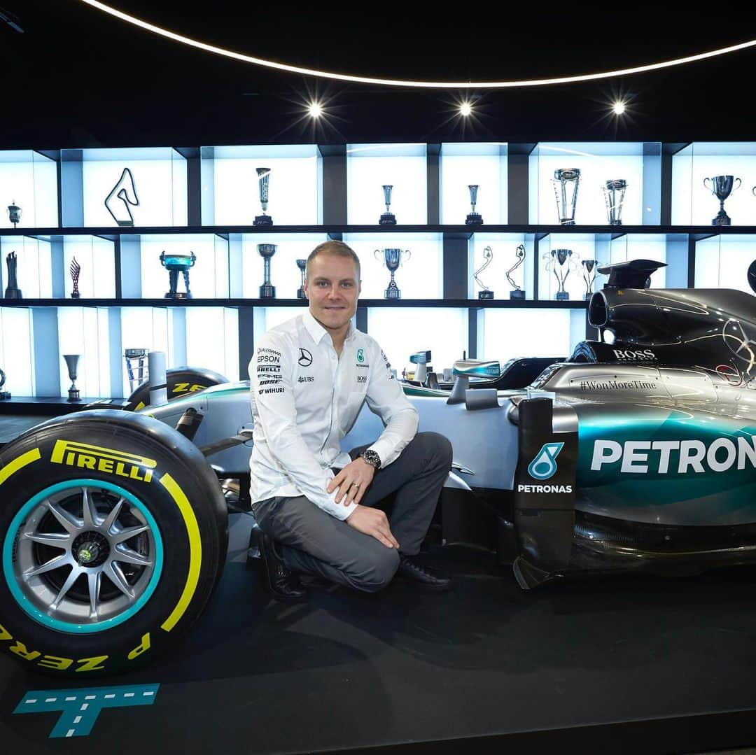 MERCEDES AMG PETRONASさんのインスタグラム写真 - (MERCEDES AMG PETRONASInstagram)「#Announce... ✍️ #OnThisDay in 2017 @valtteribottas joined the Team 💙」1月16日 20時13分 - mercedesamgf1