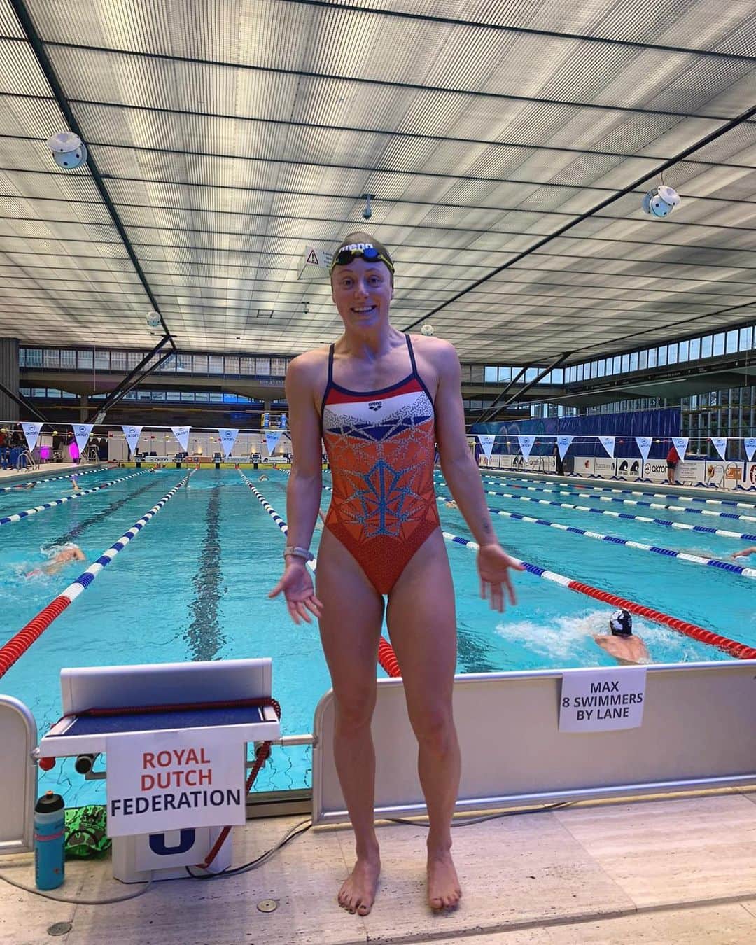 キーラ・トゥサントのインスタグラム：「So lucky to be here. 🍀💪🏼 First competition of 2021 in a COVID proof environment. This morning 100 free (55.9) and 50 back (27.8). On to the finals tonight!  17:10 100 free 18:05 50 back  #arenawaterinstinct #BishamonArmour #elkedagbeter #teamNL」