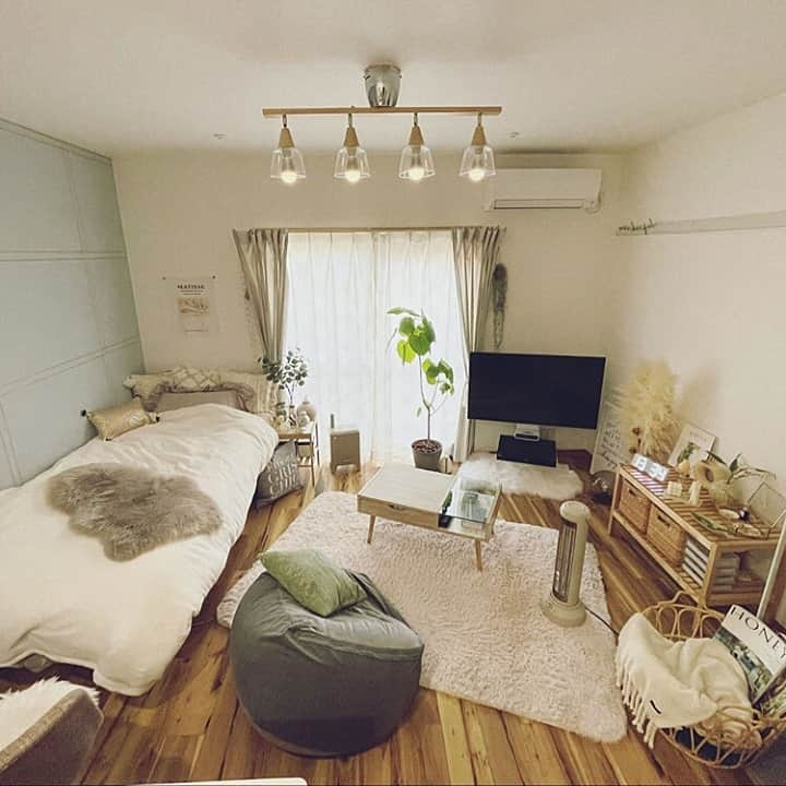 RoomClipJPさんのインスタグラム写真 - (RoomClipJPInstagram)「『ワンルームの部屋』そろそろ一人暮らしの準備を始める方も多いのでは。部屋の形や窓の場所などに応じた様々なレイアウトの工夫が見られます。20万枚以上の一人暮らしの実例を参考にしてみてください⁠ .⁣⠀﻿⁠ Photo:yuccoco_room(RoomNo.767468)▶︎この部屋のインテリアはRoomClipのアプリからご覧いただけます。アプリはプロフィール欄から⁣⠀﻿⁠ .⁣⠀﻿⁠ 投稿イベント開催中です【まもなく終了する投稿イベント】『わたしのおやつ時間〜1/17』『書類整理アイデア〜1/17』⁠ .⁠ #RoomClip#ルームクリップ#interior#instahome#インテリア#暮らし#日常#日々の暮らし#丁寧な暮らし#シンプルライフ#シンプルな暮らし#賃貸#部屋#インテリア好き#myroom#一人暮らし部屋#ひとり暮らしインテリア#マイルーム#部屋作り#ワンルーム#賃貸インテリア#賃貸アパート#暮らしを楽しむ#インテリア好きな人と繋がりたい#模様替え#韓国インテリア#1r#1k#ファンヒーター#ローテーブル」1月16日 20時30分 - roomclipjp