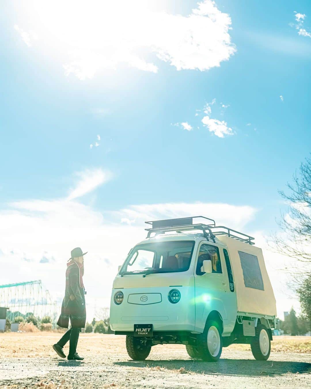 6151のインスタグラム：「ダイハツのカスタマイズカーの撮影をしました。   可愛いツートンカラーの 「ハイゼット ジャンボ キャンパーVer.」や アウトドアなイメージの 「タフト クロスフィールドVer.」 軽トラがレース車仕様になった 「ハイゼット ジャンボ スポルツァVer.」   自分のスタイルに合わせて楽しめる 遊び心溢れるデザインのカスタマイズカーたち、 とっても可愛かった🚗🚕🚙🚐   小回りの効きそうな 「ハイゼット ジャンボ キャンパーVer.」 でゆるキャンプに行きたい。 そして珈琲を飲みながら写真を撮りたい。   久しぶりの車撮影、めっちゃ楽しかった✨  車で楽しむプチ旅に行きたいなー。   #ダイハツ #カスタマイズカー #新しい楽しみ方 #PR」