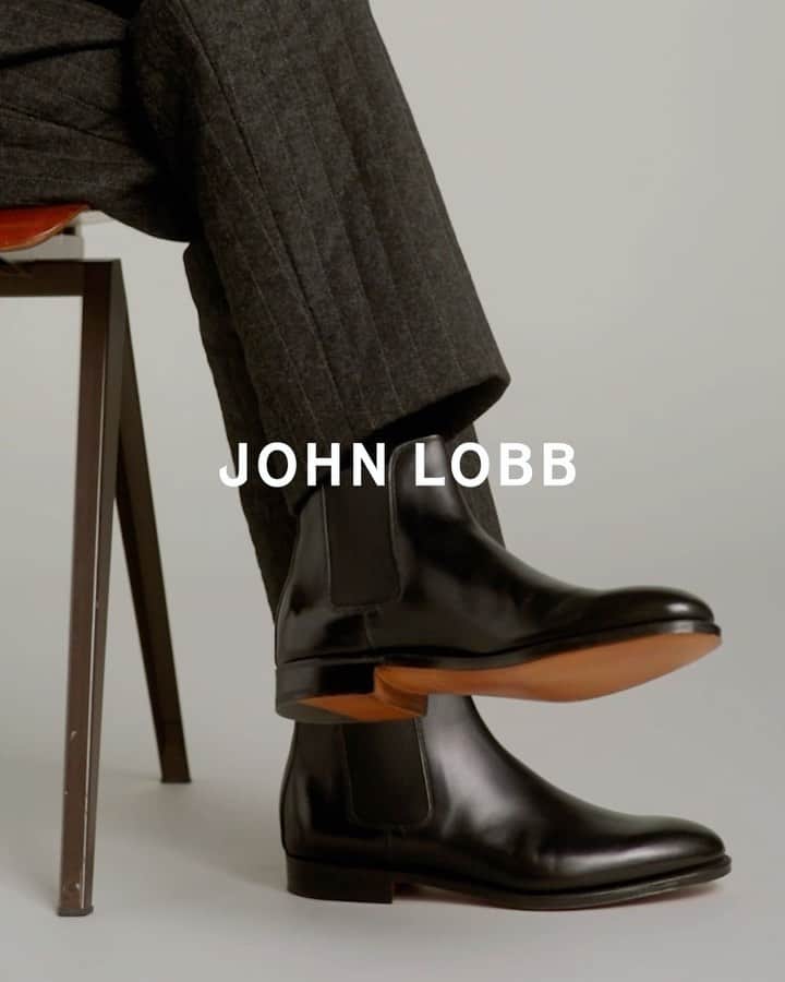 ジョンロブのインスタグラム：「Start off the new year in style, Lawry is a timeless Chelsea boot, characterised by its subtly textured elastic and signature pull tabs. . #johnlobb @julienthomashamon @gauthierborsarello」