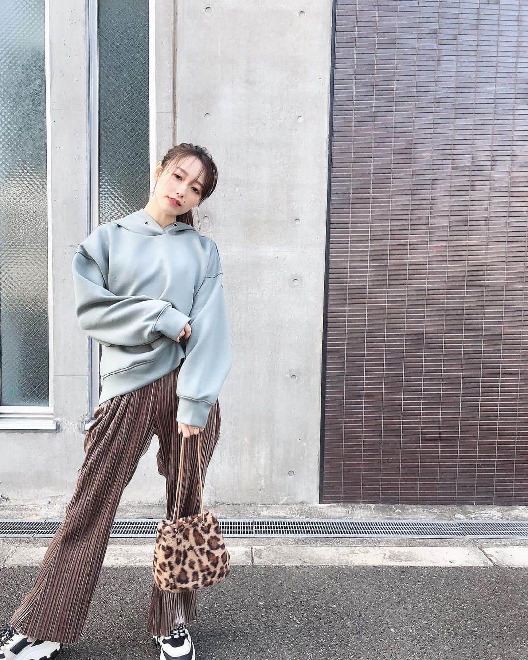 白岩まちこのインスタグラム：「≫≫👗... 𝘤𝘰𝘰𝘳𝘥𝘪𝘯𝘢𝘵𝘦...❤︎❤︎  ㅤㅤㅤㅤㅤㅤㅤㅤㅤㅤㅤㅤㅤ ㅤㅤㅤㅤㅤㅤㅤ この前ストーリーでチラッと紹介した ちょっとそこまで！コーデ...🦊🍂 ㅤㅤㅤㅤㅤㅤㅤㅤㅤㅤㅤㅤ ㅤㅤㅤㅤㅤㅤㅤㅤㅤㅤ  𝘗𝘢𝘳𝘬𝘦𝘳  @reedit_official ㅤㅤㅤㅤㅤㅤㅤㅤㅤㅤㅤㅤㅤ 𝘱𝘢𝘯𝘵𝘴  @reedit_official  ㅤㅤㅤㅤㅤㅤㅤㅤㅤㅤㅤㅤㅤㅤㅤㅤㅤㅤㅤㅤㅤㅤㅤㅤㅤㅤㅤㅤㅤㅤ オーバーサイズのパーカーは、 ゆったりしたシルエットやけど、 ショート丈なのと、サイドのスリットがあるからバランス良く着れる優秀くん🥺👌🏻 ㅤㅤㅤㅤㅤㅤㅤㅤㅤㅤㅤㅤㅤ ㅤㅤㅤㅤㅤㅤㅤㅤㅤㅤㅤㅤㅤ ㅤㅤㅤㅤㅤㅤㅤㅤㅤㅤㅤㅤㅤ ㅤㅤㅤㅤㅤㅤㅤㅤㅤㅤㅤㅤㅤ ハリのある素材やから綺麗目にも着れちゃう🥰✨ㅤㅤㅤㅤㅤㅤㅤㅤㅤㅤㅤㅤㅤ  ㅤㅤㅤ ５色あったけど、グリーン系のパーカー持ってないからカーキにした🕊🌿ㅤㅤㅤㅤㅤㅤ ㅤㅤㅤㅤㅤㅤㅤㅤㅤㅤㅤㅤㅤ ㅤㅤㅤㅤㅤㅤㅤㅤㅤㅤㅤㅤㅤ ㅤㅤㅤㅤㅤㅤㅤㅤㅤㅤㅤㅤㅤ そしてボトムはベロアのフレアパンツ。 ㅤㅤㅤㅤㅤㅤㅤㅤㅤㅤㅤㅤㅤ  ㅤㅤㅤㅤㅤㅤㅤㅤㅤㅤㅤㅤㅤ ㅤㅤㅤㅤㅤㅤㅤㅤㅤㅤㅤㅤㅤ フレアデザインは脚長効果抜群やし、ㅤㅤㅤㅤ 光沢感があるからお値段以上に高見え◎ ㅤㅤㅤㅤㅤㅤㅤㅤㅤㅤㅤㅤㅤ ㅤㅤㅤㅤㅤㅤㅤㅤㅤㅤㅤㅤㅤ ㅤㅤㅤㅤㅤㅤㅤㅤㅤㅤㅤㅤㅤㅤㅤㅤㅤㅤㅤㅤㅤㅤㅤㅤㅤㅤ ウエストはゴムでストレスフリーやから わたしはおうちウェアとしても使ってるよ🥴👌🏻ㅤㅤㅤㅤㅤㅤㅤㅤㅤㅤㅤㅤㅤ ㅤㅤㅤㅤㅤㅤㅤㅤㅤㅤㅤㅤㅤ  また自粛生活が始まったから、 《丁寧な暮らし》をキーワードに、 おうち時間の楽しみ方だったり、 私の日常とかを発信していこうかなーって思ってるの☺️🌿 ㅤㅤㅤㅤㅤㅤㅤㅤㅤㅤㅤㅤㅤ  ㅤㅤㅤㅤㅤㅤㅤㅤㅤㅤㅤㅤㅤ  わたしの日常(衣食住)を総称した名前を付けようと思ってて、 みんなにストーリーでアンケートを取った結果、 ㅤㅤㅤㅤㅤㅤㅤㅤㅤㅤㅤㅤㅤ ㅤㅤㅤㅤㅤㅤㅤㅤㅤㅤㅤㅤㅤ  ・まちこ日和 ・まちこの日常 ・ゆるまち(ゆるまちこ) ・まちこの部屋 ・まちこday ・まち's Life ・まちこroom ㅤㅤㅤㅤㅤㅤㅤㅤㅤㅤㅤㅤㅤ ㅤㅤㅤㅤㅤㅤㅤㅤㅤㅤㅤㅤㅤ ㅤㅤㅤㅤㅤㅤㅤㅤㅤㅤㅤㅤㅤ っていう意見が多かったんやけど、 みんなはどれが良いと思う🧐⁉️ ㅤㅤㅤㅤㅤㅤㅤㅤㅤㅤㅤㅤㅤ ㅤㅤㅤㅤㅤㅤㅤㅤㅤㅤㅤㅤㅤ ㅤㅤㅤㅤㅤㅤㅤㅤㅤㅤㅤㅤㅤ ㅤㅤㅤㅤㅤㅤㅤㅤㅤㅤㅤㅤㅤ ㅤㅤㅤㅤㅤㅤㅤㅤㅤㅤㅤㅤㅤ ㅤㅤㅤㅤㅤㅤㅤㅤㅤㅤㅤㅤㅤ ㅤㅤㅤㅤㅤㅤㅤㅤㅤㅤㅤㅤㅤ ㅤㅤㅤㅤㅤㅤㅤㅤㅤㅤㅤㅤㅤ  #reedit#リエディ#リエディスタ #エシカルファッション#サステナブル#SDGs #トレンドファッション#コーデ#コーディネート #大人カジュアル#今日のコーデ  #低身長コーデ #ファッション#ファッション小物#ファッション通販#通販#ベロアパンツ #コーディネート#きょコ #冬服#冬コーデ #ファッションコーデ#大人コーデ #アラサーコーデ#パーカー#パーカーコーデ #パーカー女子 #ファッションコーデ#大人可愛い#大人女子  ㅤㅤㅤㅤㅤㅤㅤㅤㅤㅤㅤㅤㅤ」