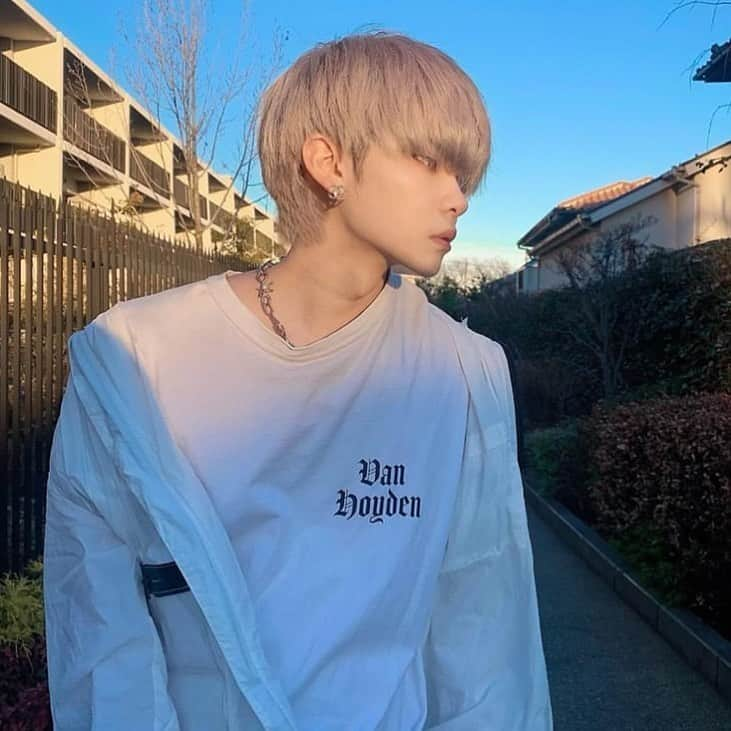 齋藤正太さんのインスタグラム写真 - (齋藤正太Instagram)「@sol__731  並行ラインのウルフスタイル white blond wolf  im glad if you share!  #メンズファッション #イケメン #ulzzang #メンズヘア #美容院#メンズウルフ#パーマ#ulzzangboy #ハイトーンカラー#メンズパーマ #マッシュ#ウルフ#マッシュウルフ#데일리룩#맞팔#팔로우미#소통#좋아요반사#selfie#自撮り#セルフィー#スパイラルパーマ #ツイストスパイラル#straykids#ハイトーンウルフ」1月16日 20時25分 - signal8756