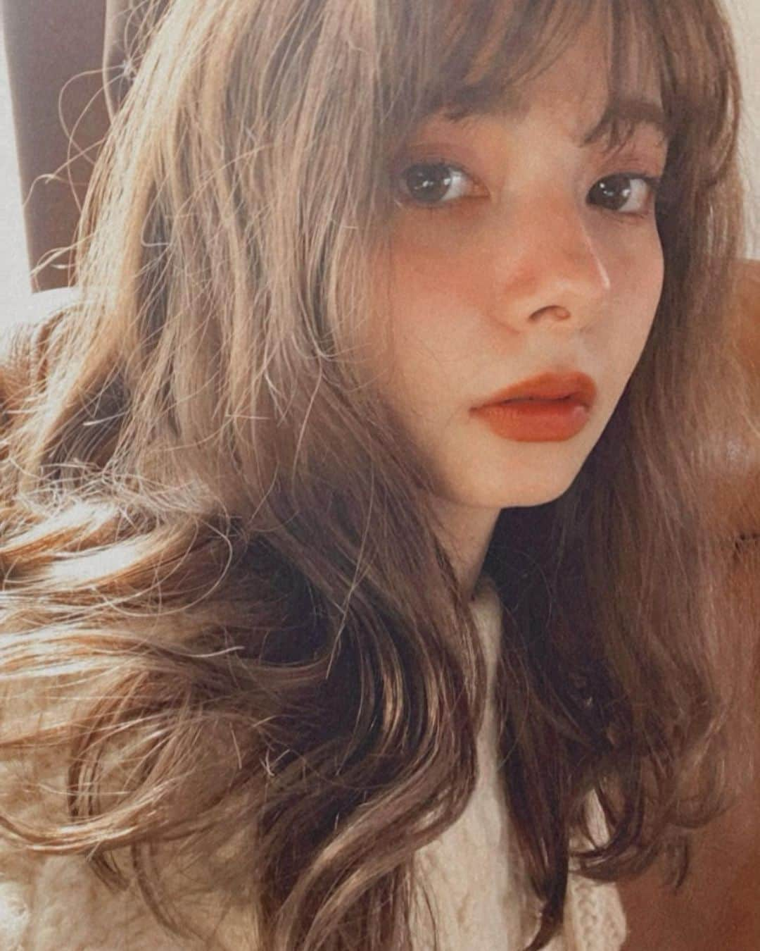 HELENAのインスタグラム：「bangs✂︎薄めなので隠せるやつです！ いろんな自分楽しめたらいいよね🧡 カラーも今は明るめが気分✌️」