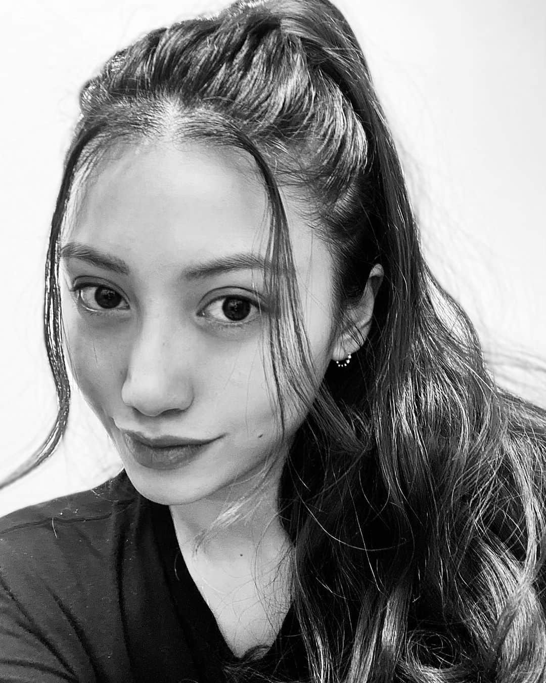 安部ニコルのインスタグラム：「🌼スキンケア方法のご紹介🌼  ① skinvillのホットクレンジングジェルでメイクを落とす  ②セルキュア グリーンのモードで毛穴の中を綺麗にして、イエローのモードでお肌の表面についた古い角質をとる  ③VILEAの化粧水を塗る  ④オルフェスのパック  ⑤5分ぐらいパックしたらVILEAのクリームを塗って終わり🤗⭐️  セルキュアのクレンジングモードで本格的に汚れを落とすから、ダブル洗顔不要のクレンジングジェルを使ってるけど、そうじゃない人は確実に一日のお肌の汚れをとるためにちゃんとダブル洗顔した方がいいかもしれません🥲🙏🏼💗  昔よりお肌の赤みは減ってきたけど、もう少しなくなるといいなぁ〜！！ 10代、20代前半の時メイク落とさず寝たりとかしてたの、今考えるとすごい恐ろしいことしてたなぁ🥶目指せ！ノーファンデメイク💖💪🏼🔥  あ！ちなみにskinvillのクレンジングジェルは薬局で、VILEAの化粧水&クリーム、オルフェスパックはパルティールで買えます🙆🏻‍♀️✨  私がパルで担当してる人は、VILEAのスキンケアシリーズを試す事が出来るから、気になる人はニコルに言ってね😘  オルフェスは種類がいっぱいあって悩んじゃう人は、相談してくれればお肌に合う種類を教えます☺️💡  てなかんじで、皆様よい週末を🤗🌼  PS.最後の写メw」