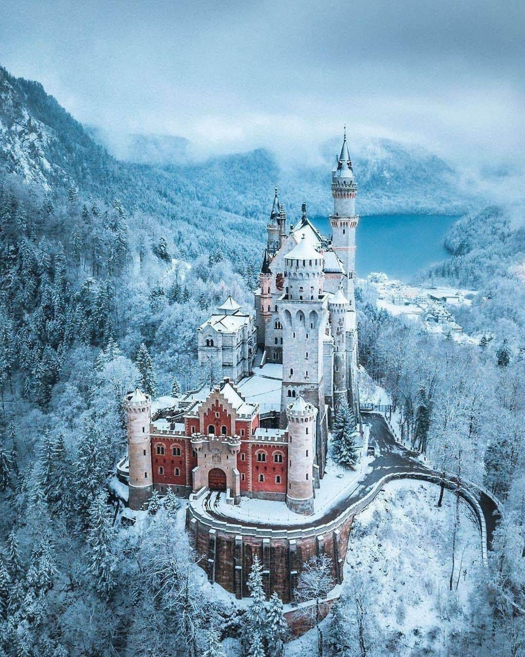 9GAGさんのインスタグラム写真 - (9GAGInstagram)「Fairytale or reality? 🏰 Follow @voyaged for more winter wonderlands ❄️ - 📷 @tom_juenemann - #voyaged #germany #9gag」1月16日 20時30分 - 9gag